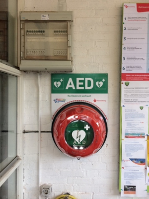 Waar hangt de AED